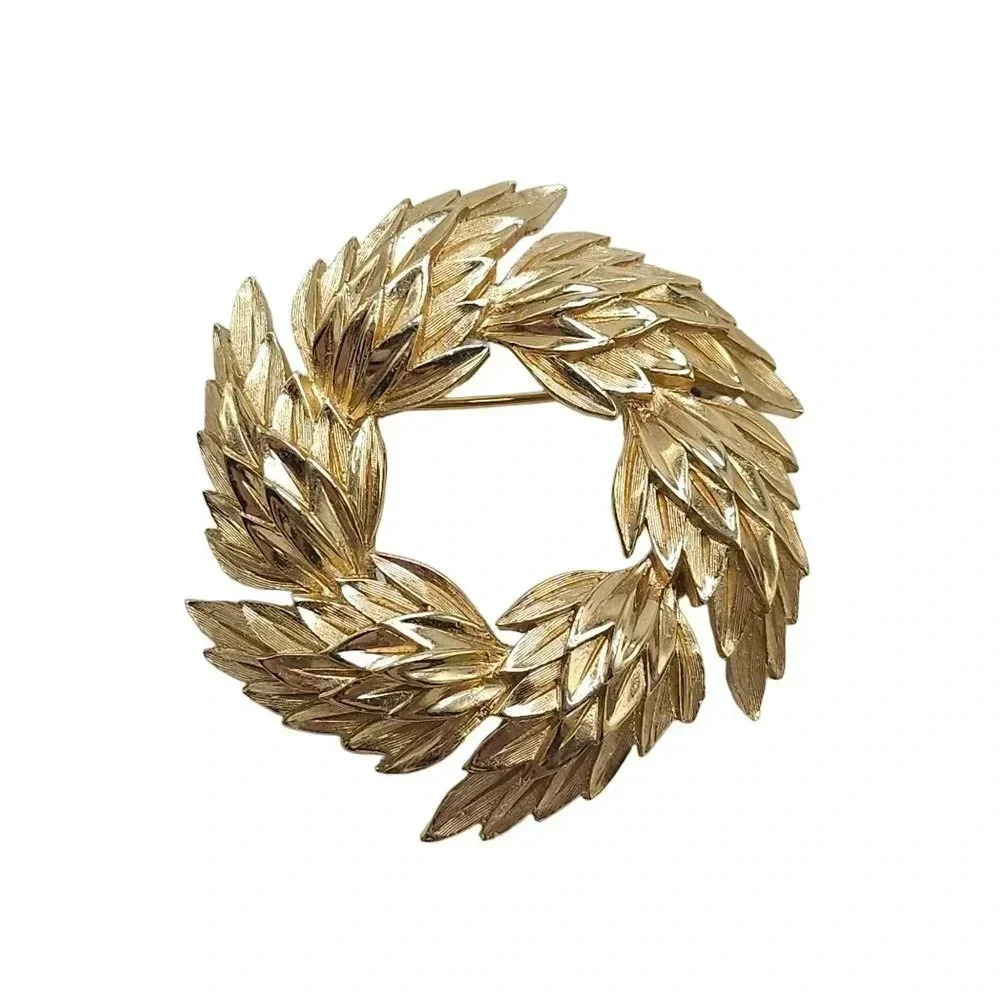 Trifari Brushed Textured Circle Wreath Leaf Brooch Pin Gold Tone Vintage